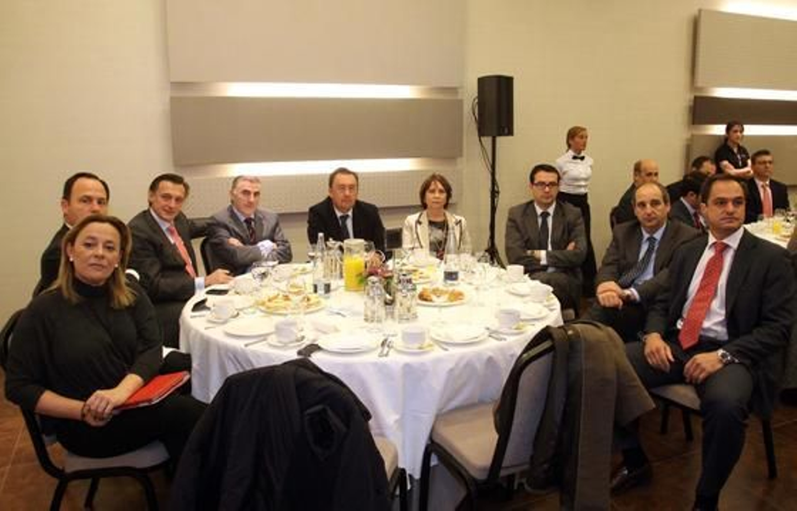 Mª Victoria Romero, Juan Maldonado, director general de Vera-Alei, José María Bengoa, Manuel Marmolejo, Alfredo Rodríguez, director provincial de Endesa, Esther molina, José Carlos Romero, Manuel Camas y Francisco Muñoz

Foto: Reportaje gr?co: Migue Fernandez y Sergio Camacho