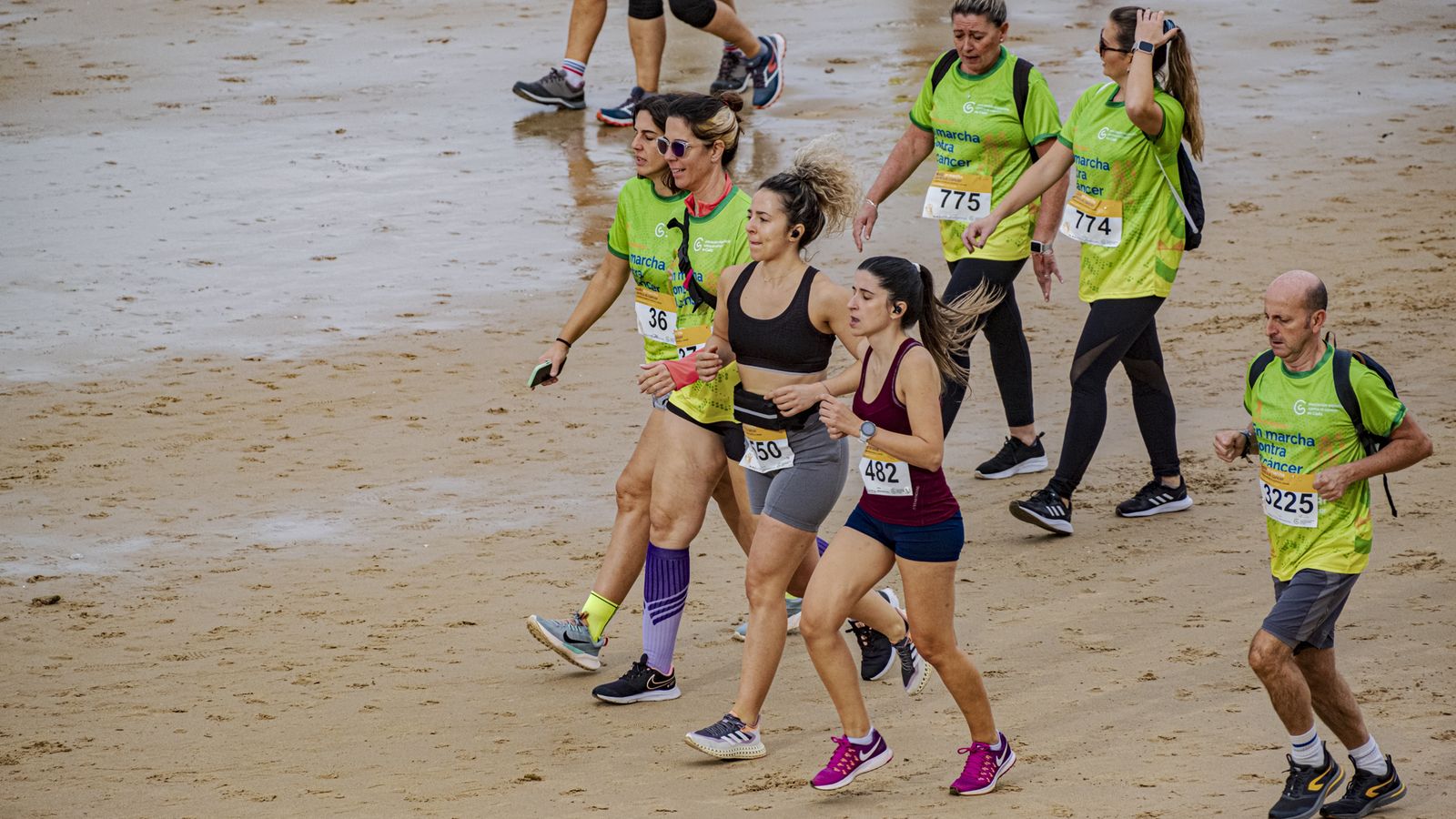 Búscate entre las fotos de la X carrera Cádiz en marcha contra el cáncer