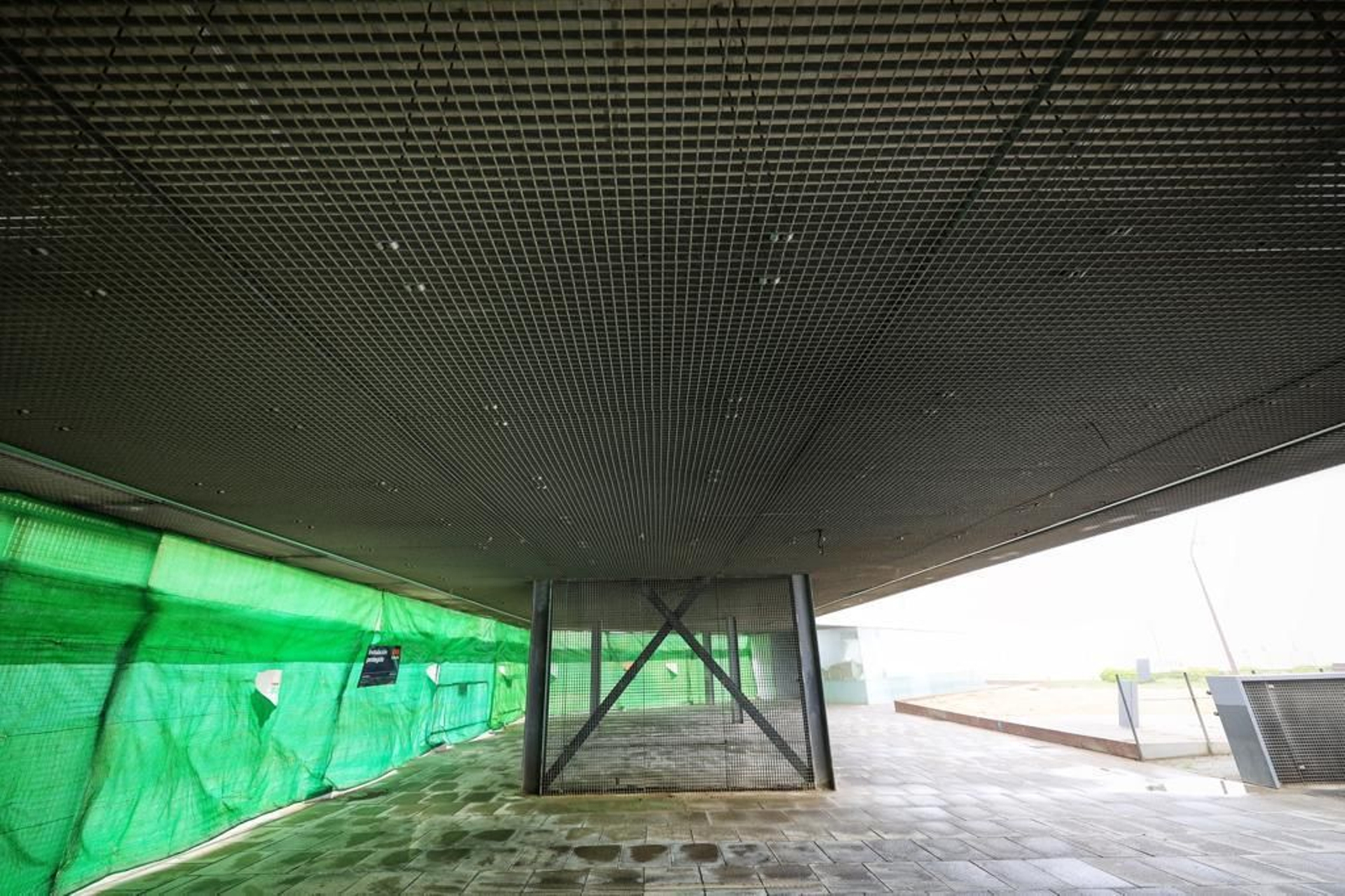 Imágenes del abandono de la pérgola del parque Genovés de Cádiz