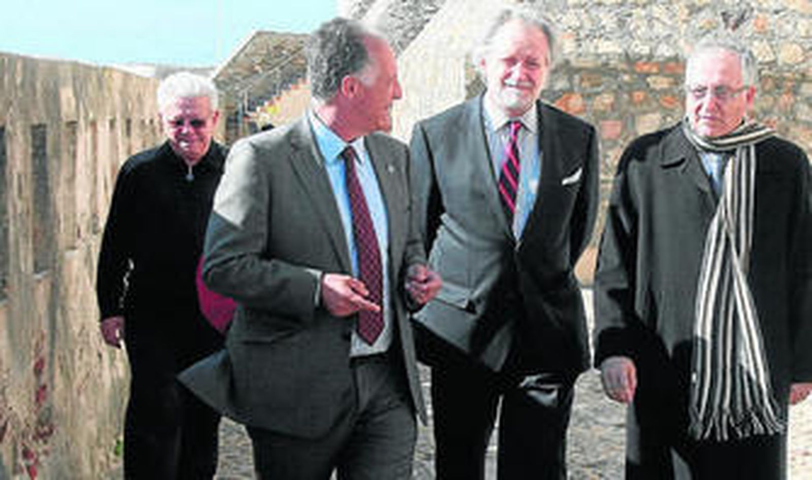 Alonso González de Gregorio visita el castillo de Guzmán, ayer.