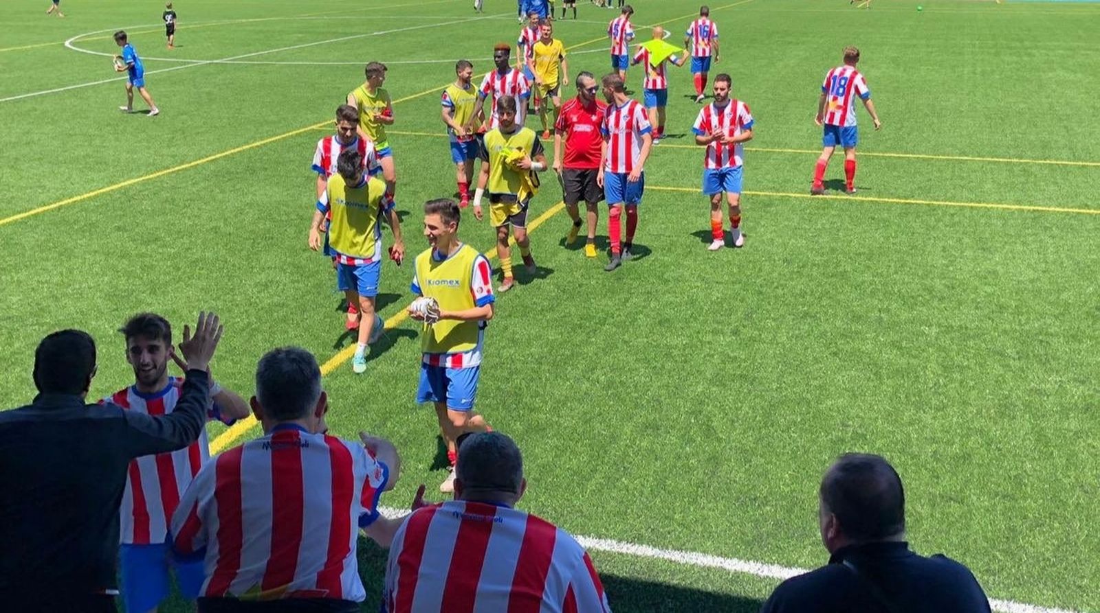 Jugadores del Poli celebrando el empate con su afición desplazada a tierras malagueñas.