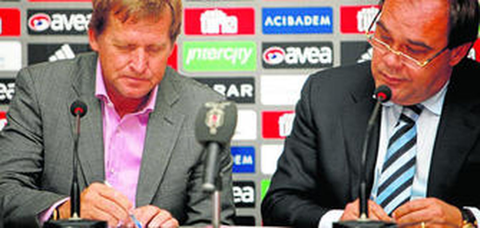 Bernd Schuster, firmando el que fue su último contrato como entrenador, el del Besiktas.