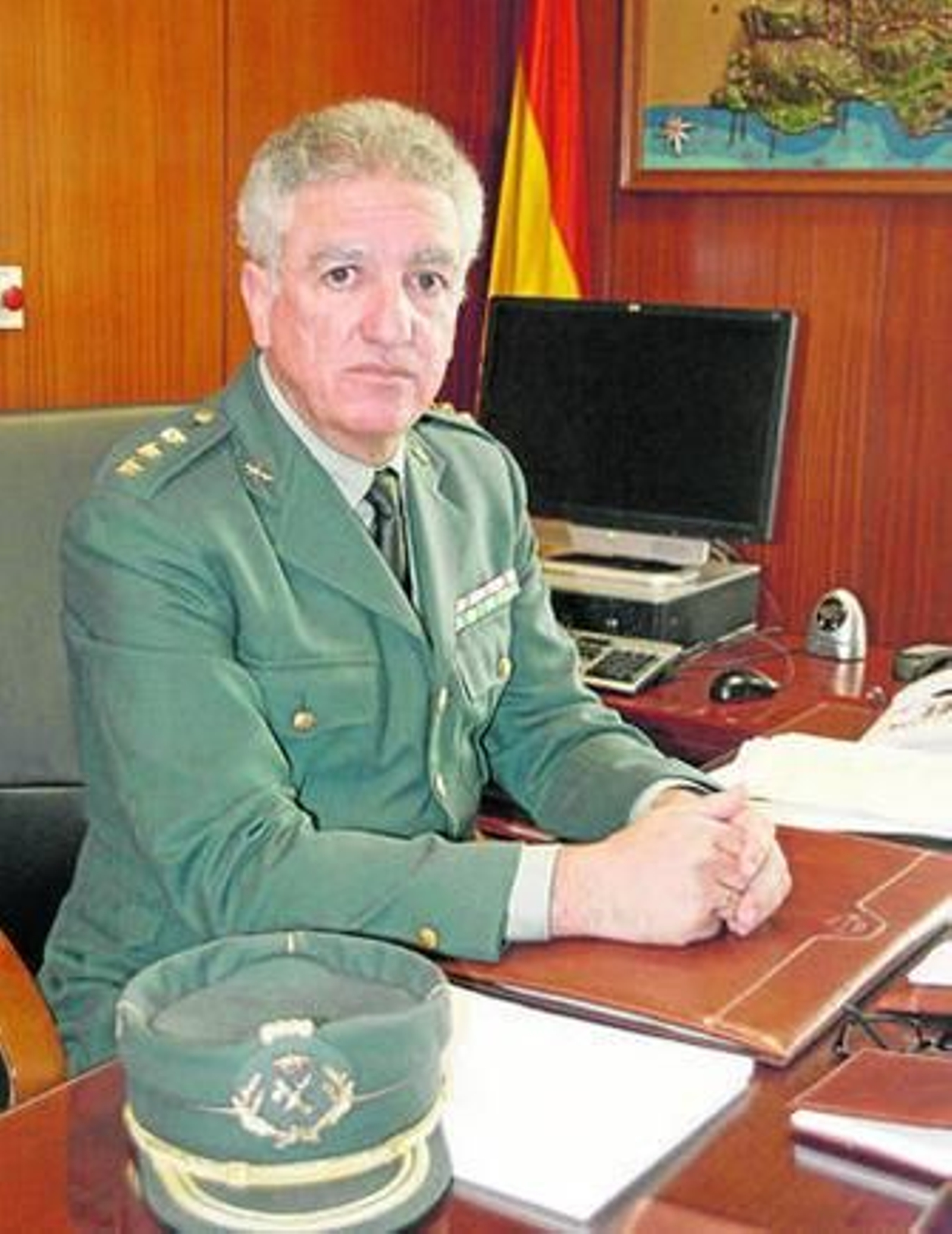 El Coronel Jiménez en su despacho de la Comandancia de Almería.