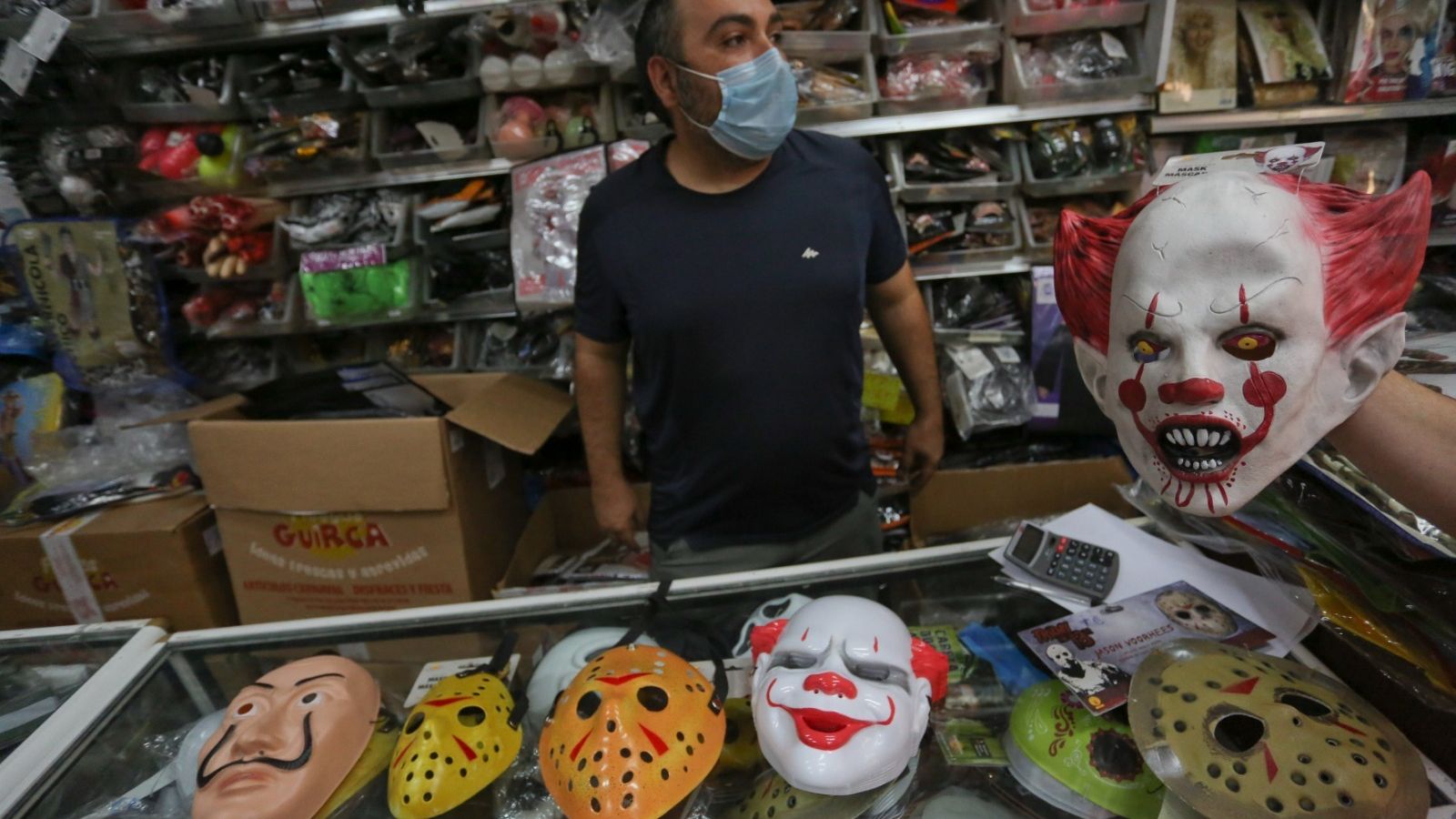 Las caretas de payaso, en el expositor