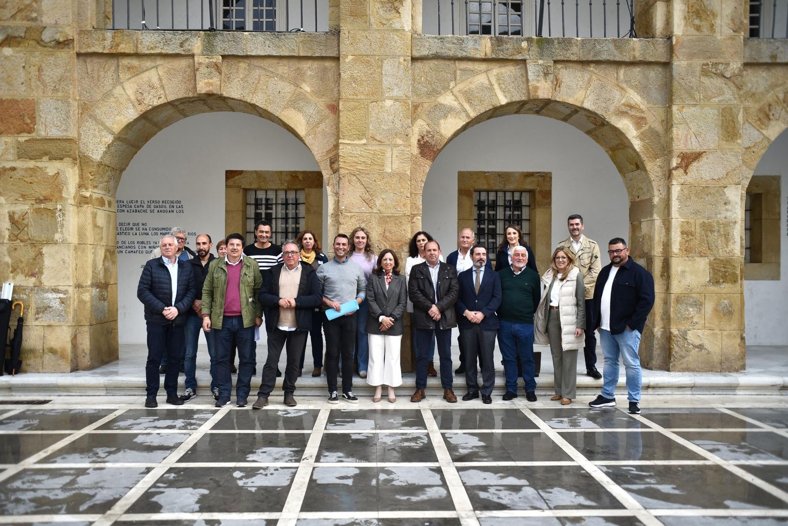 Los representantes municipales con dirigentes del PP.