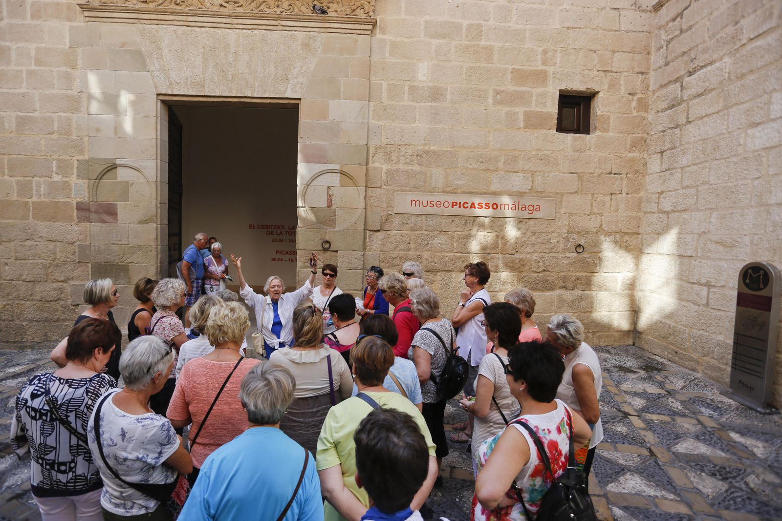 Un grupo de turistas, ante el Museo Picasso Málaga.