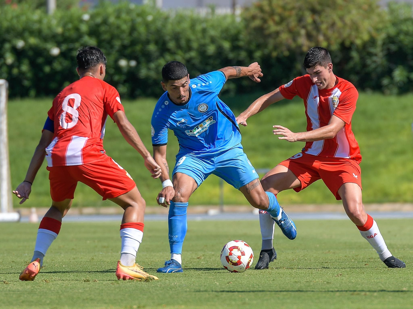 René Pérez y Joan tratan de robar el balón a un rival cuando ambos equipos se enfrentaron durante la pretemporada.