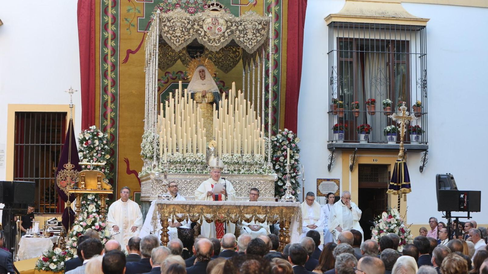 El arzobispo Saiz Meneses predica durante la misa estacional