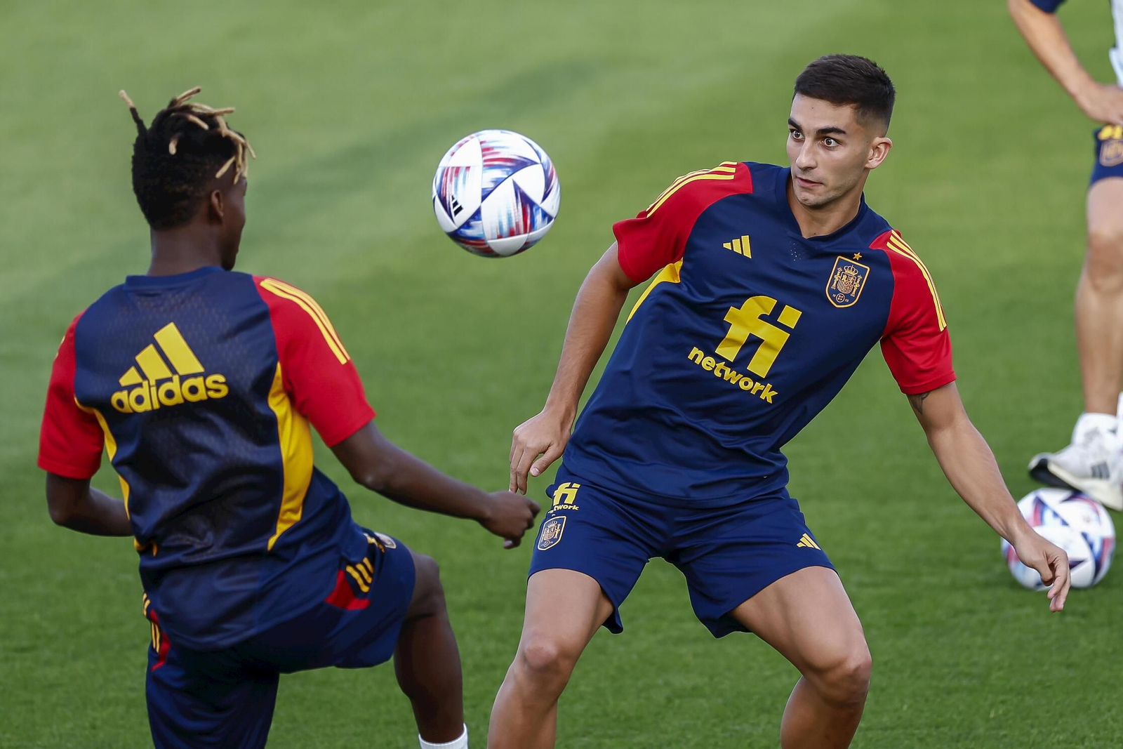 Ferrán Torres y Nico Williams durante un entrenamiento.