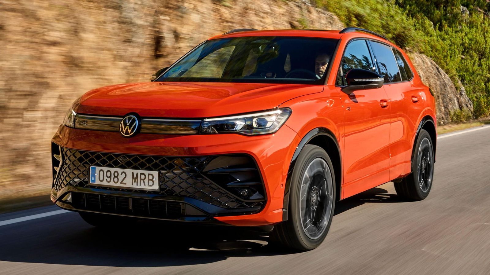 Coches como el Volskwagen Tiguan son los que más tiran de los hibridos enchufables en toda la UE. En España, su etiqueta Cero aporta un interés añadido.