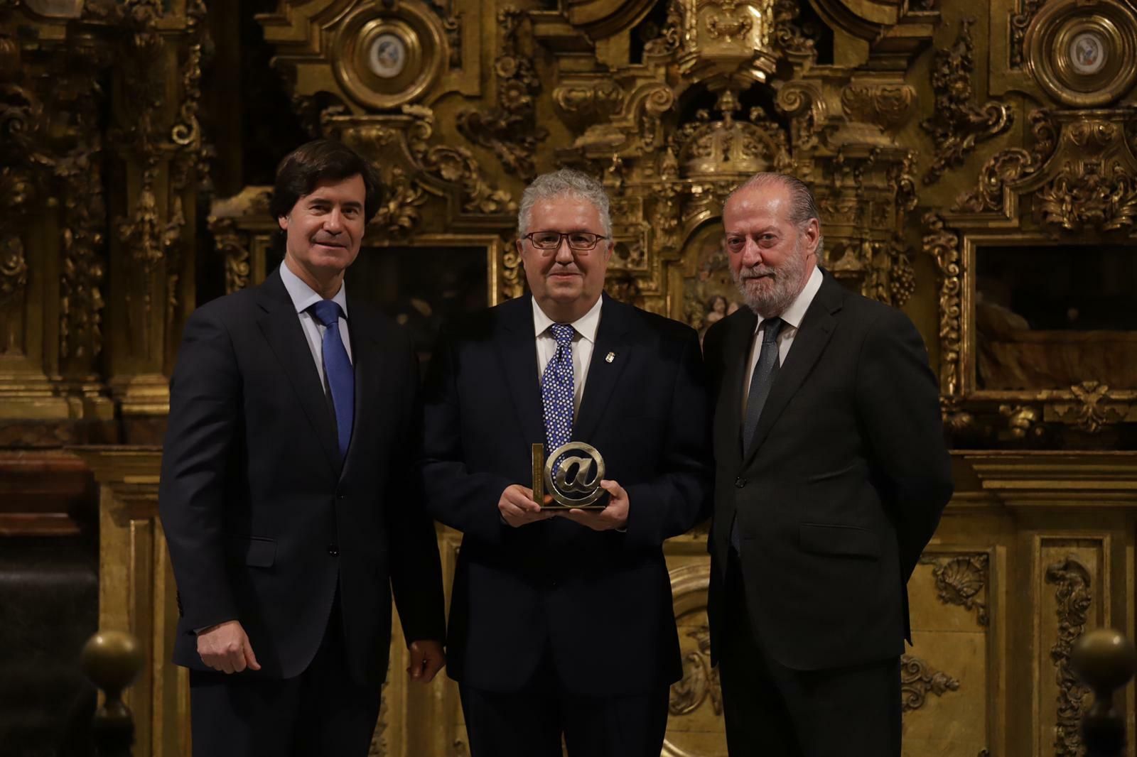 El presidente de la CES, Miguel Rus; el alcalde de Bormujos, Francisco Molina; y el presidente de la Diputación, Fernando Rodríguez Villalobos, durante la entrega del premio, el martes.