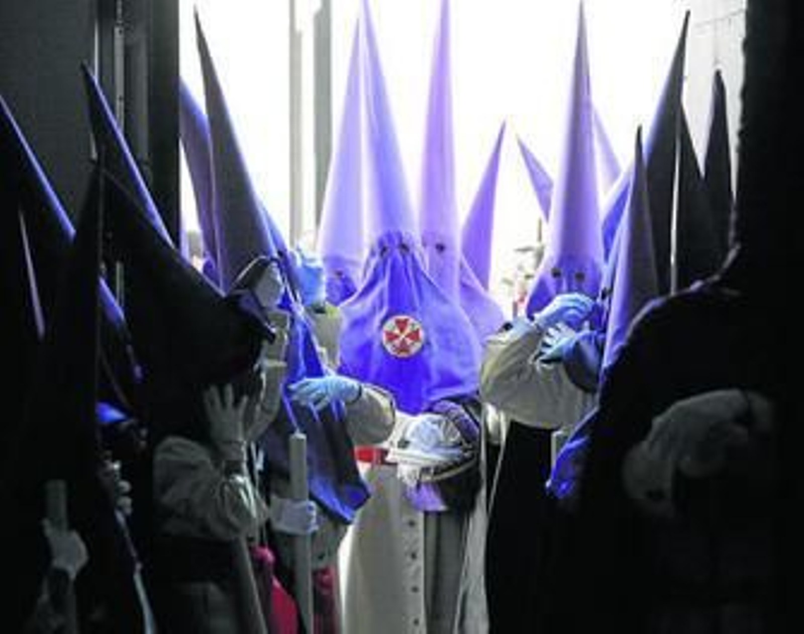 Filas de capirotes de la cofradía de Sentencia en el interior de la Merced. Filas de capirotes de la cofradía de Sentencia en el interior de la Merced.