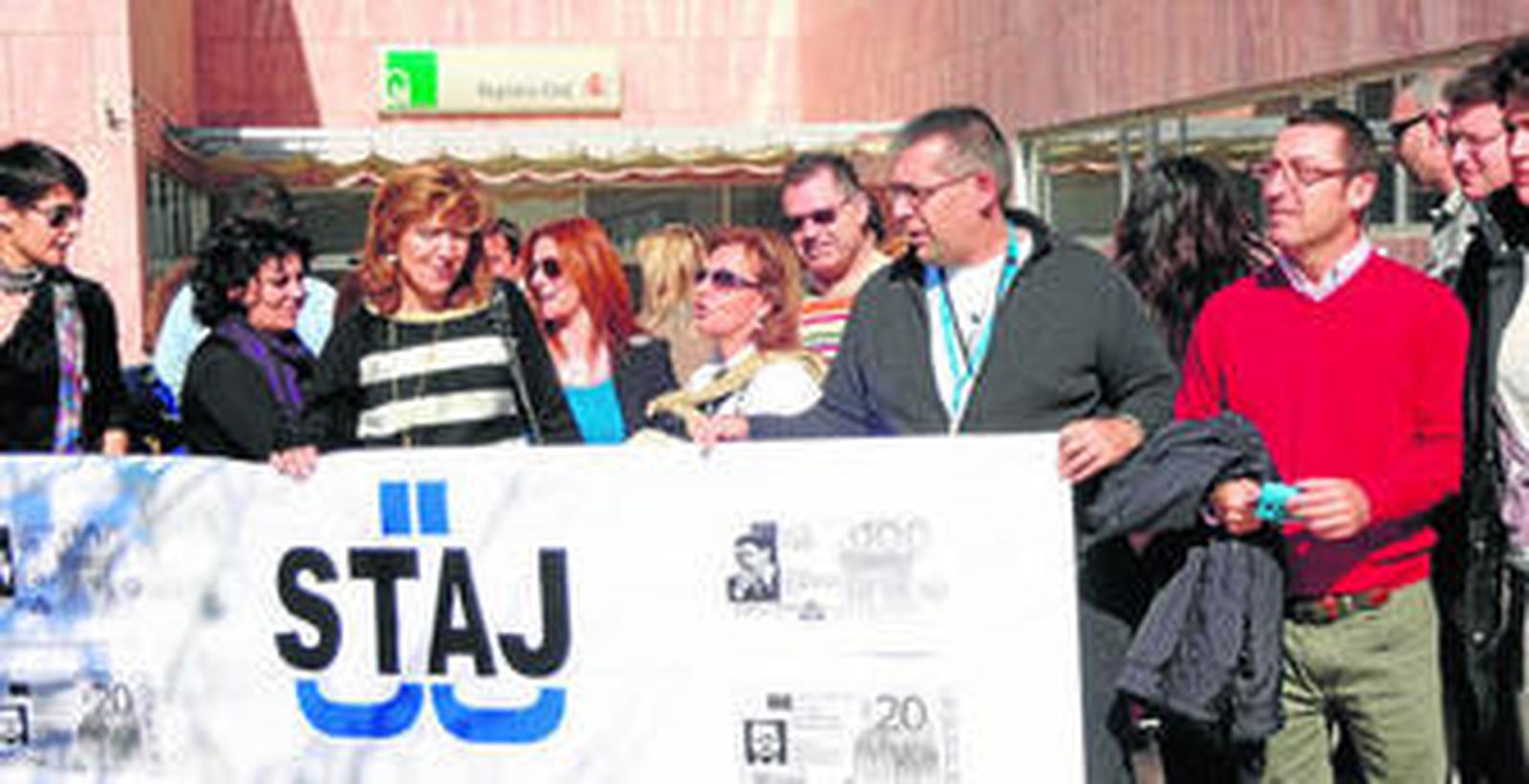 Protesta de un grupo de funcionarios frente al Registro Civil de Málaga, ayer.