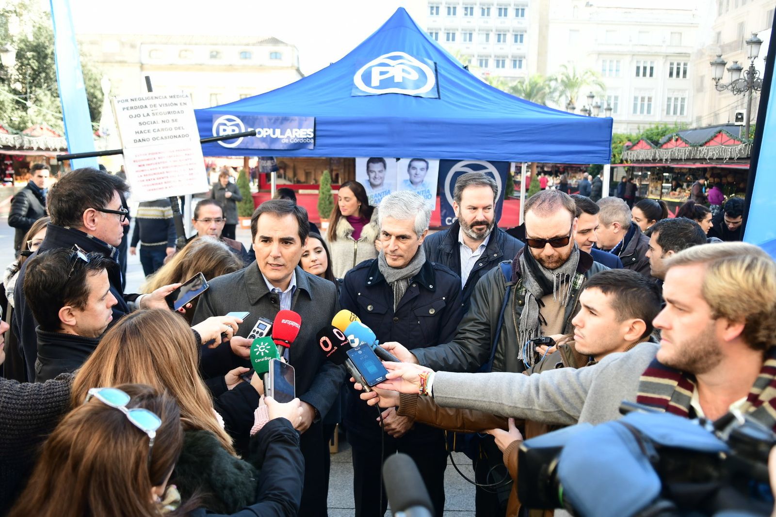 Suárez Illana y José Antonio Nieto atienden a los medios en Las Tendillas.