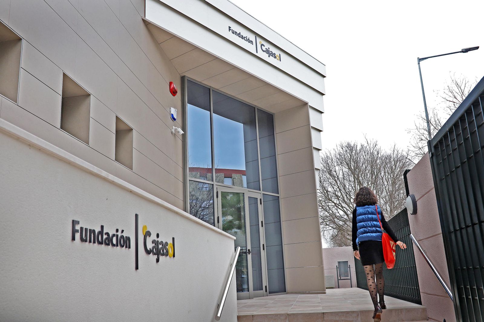 Entrada al auditorio de la Fundación Cajasol.