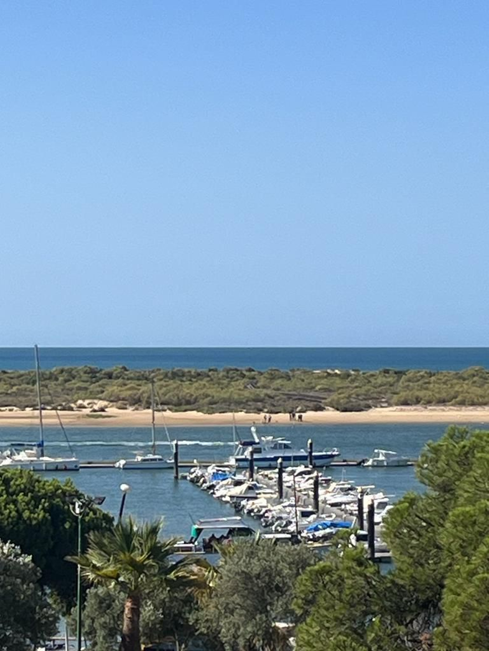 La Guardia Civil junto al cadáver encontrado en la Flecha del Rompido