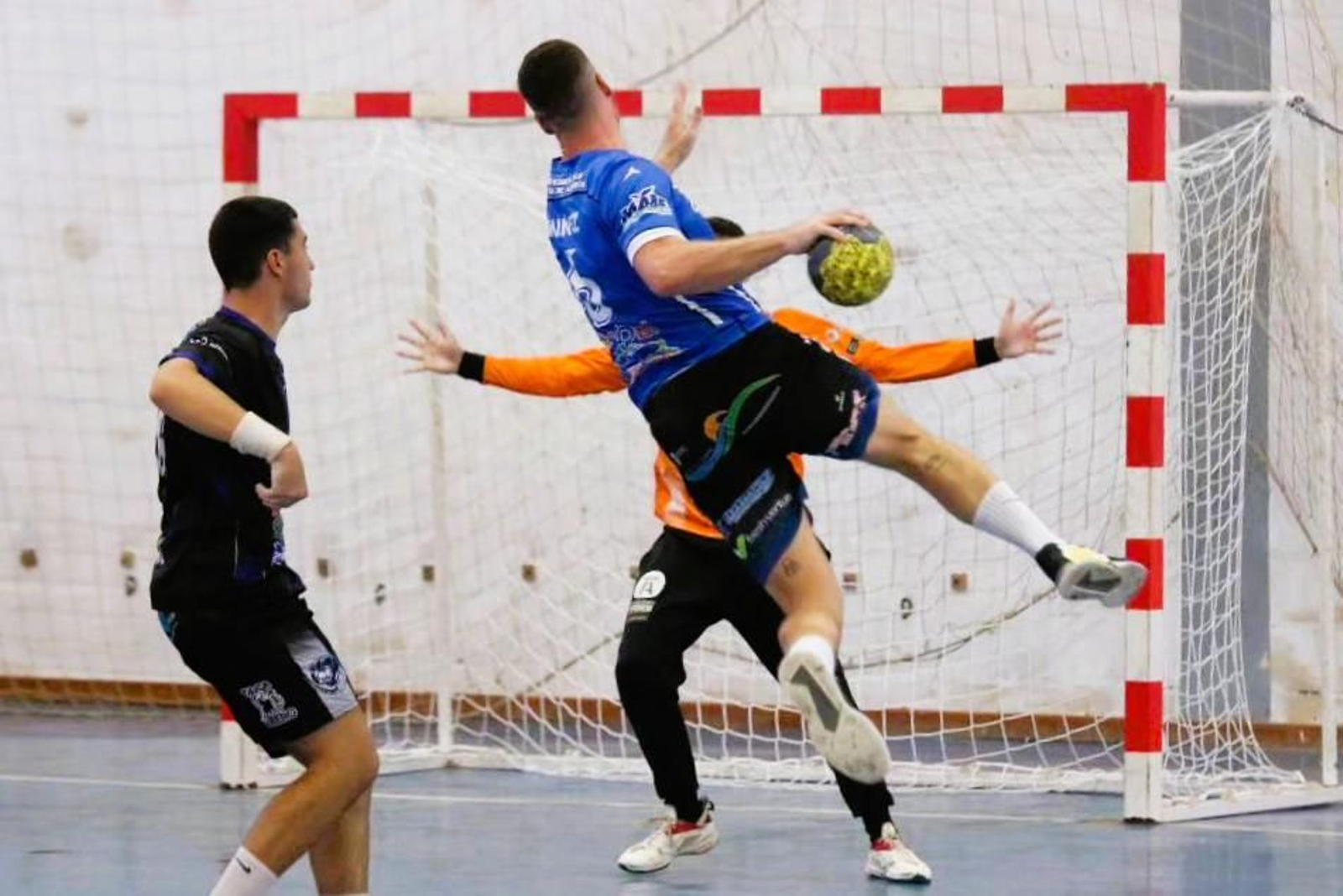 Un jugador del Cantera Sur El Ejido en plena ejecución de un disparo durante un partido anterior.