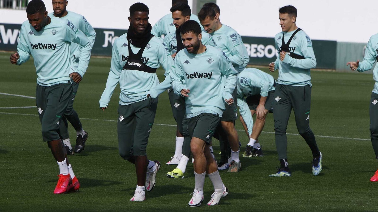 Yassin Fekir dialoga con Paul.