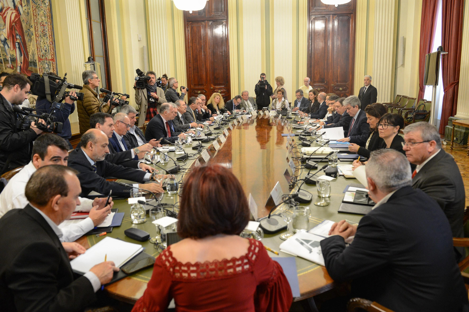 Luis Planas, esta mañana con los representantes del sector hortofrutícola, en la sede del Ministerio de Agricultura.