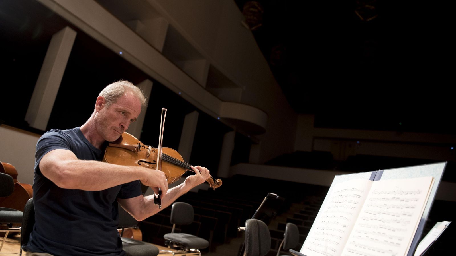 Uno de los músicos de la OCG ensaya en el Auditorio Manuel de Falla.