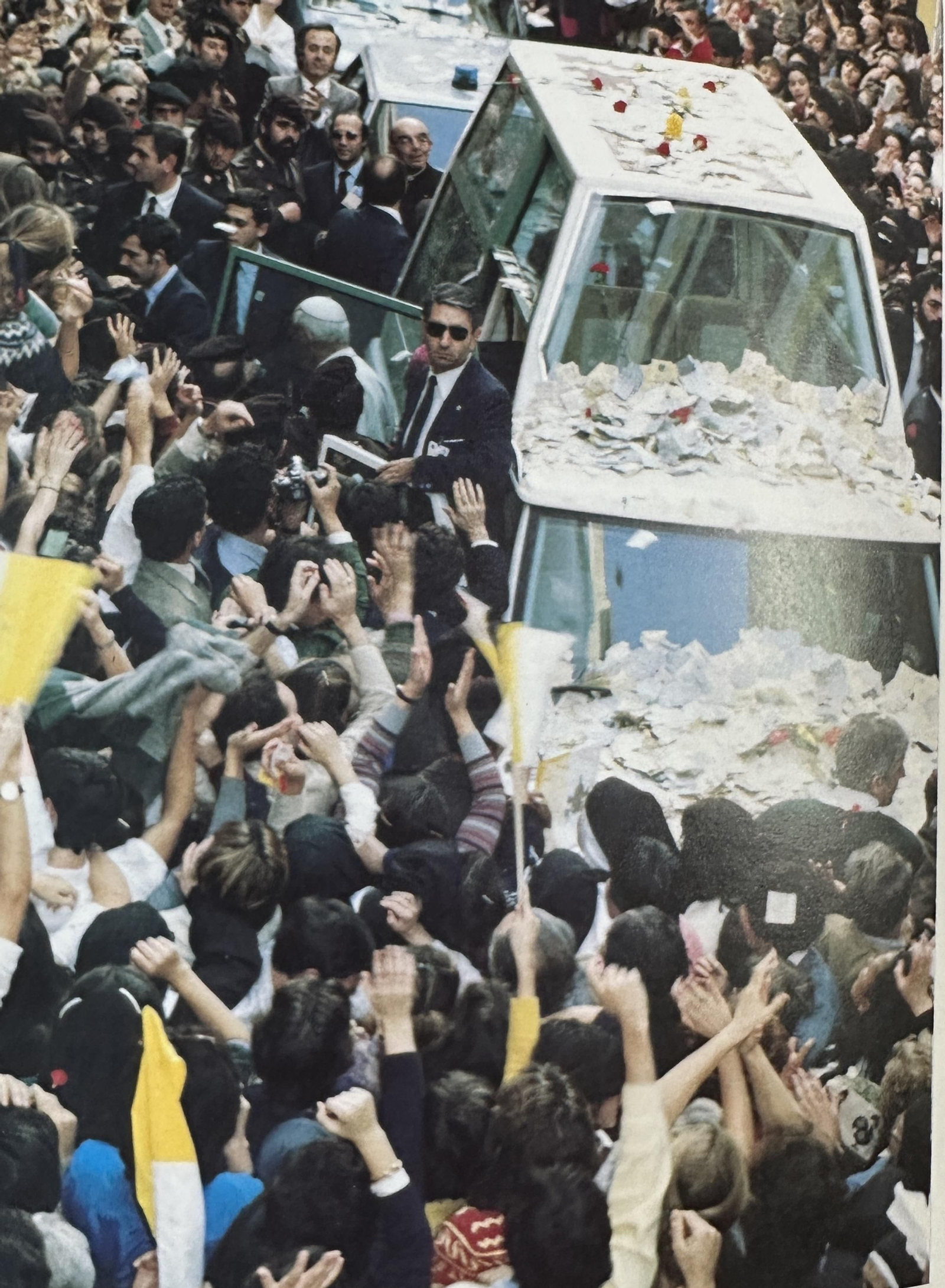 Juan Pablo II se baja del 'papamóvil' durante su estancia en Sevilla.