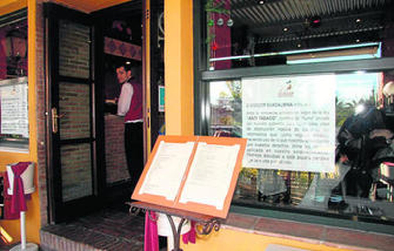 Cartel contra la ley antitabaco ubicado en el asador Guadalmina de Marbella.