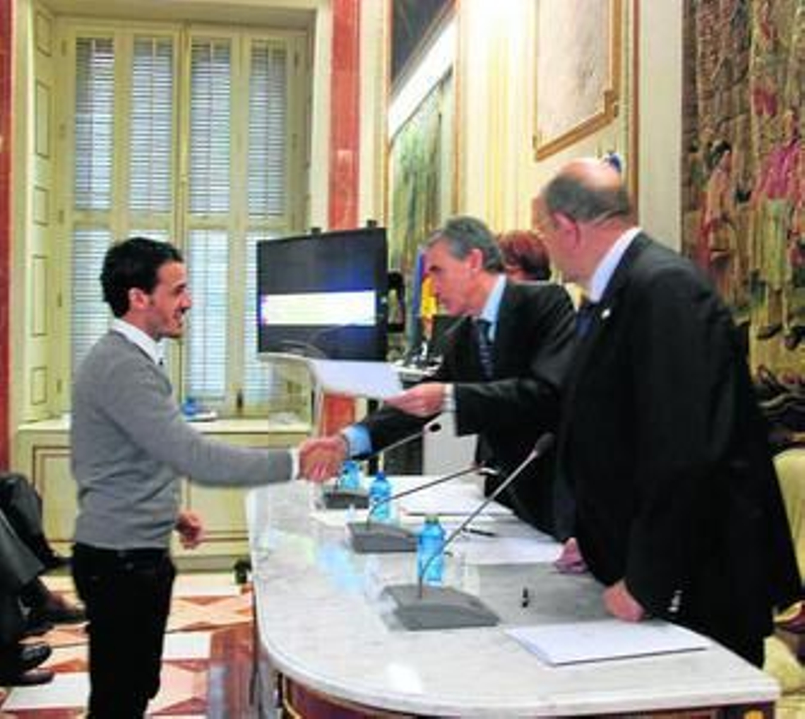 Ramón Jáuregui entrega el premio a Aitor Martínez Jiménez. Ramón Jáuregui entrega el premio a Aitor Martínez Jiménez.