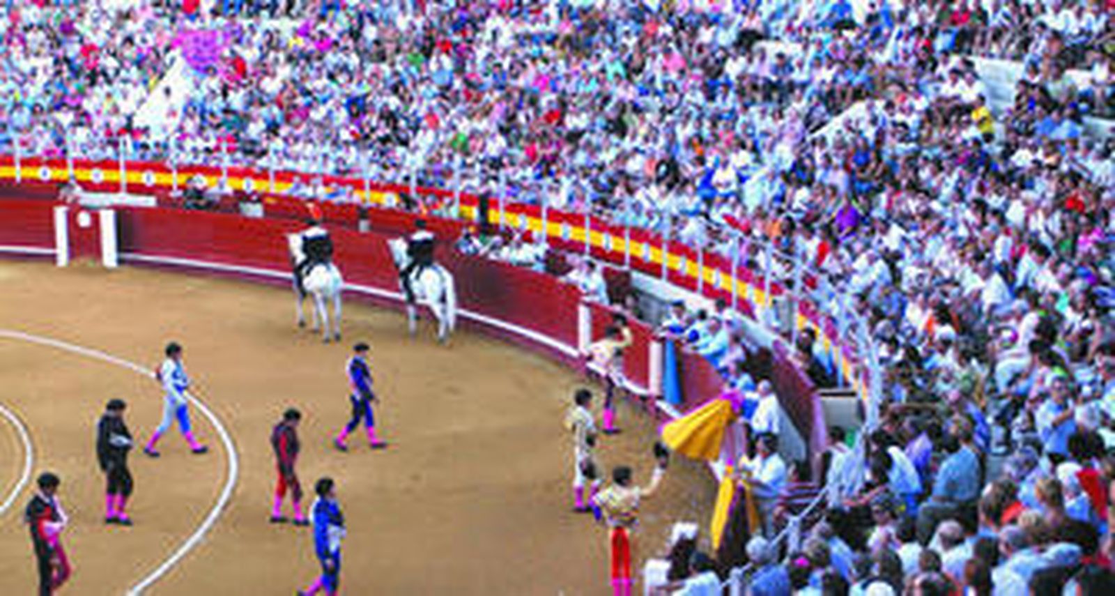 El primer paseillo del ciclo de 2009 puso el color a la fiesta y la predisposición de los espectadores con los novilleros que, tras el saludo, recibieron una gran ovación.