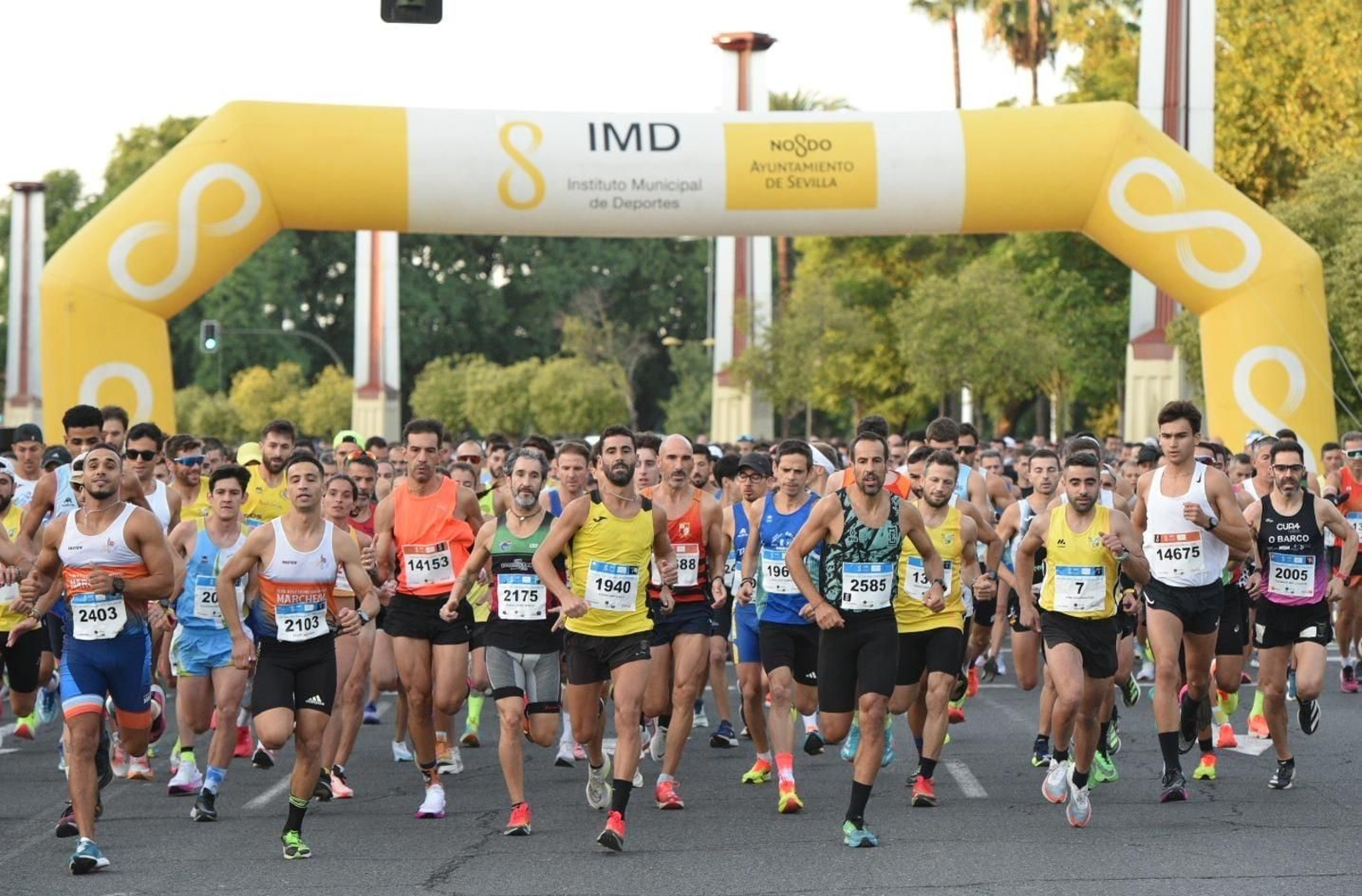 Salida de la prueba masculina de la Carrera Popular Casco Antiguo