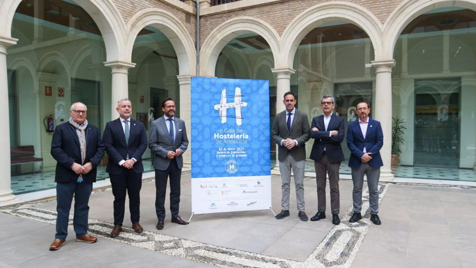 Distintas autoridades posan con el cartel de la gala.