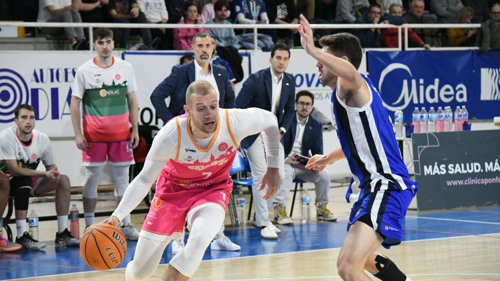 Bilalovic ataca ante la defensa de un jugador del Clínica Ponferrada.