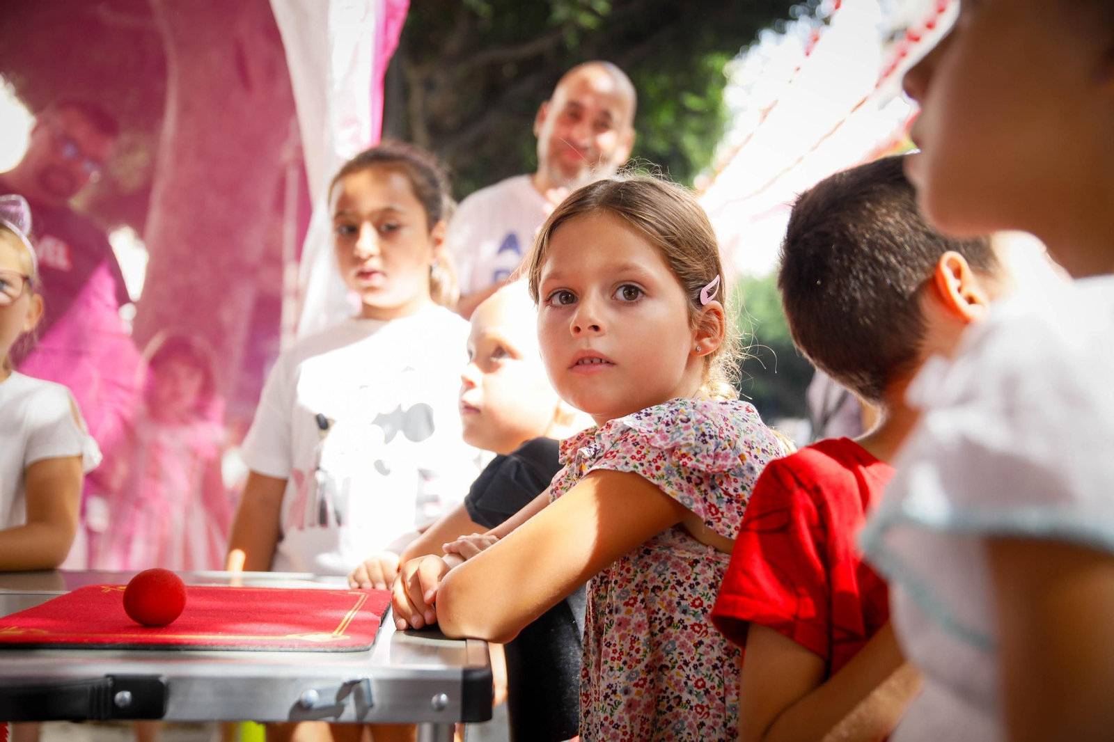 Las mejores imágenes del espectáculo 'Magia en la Calle' en el Paseo de Almería