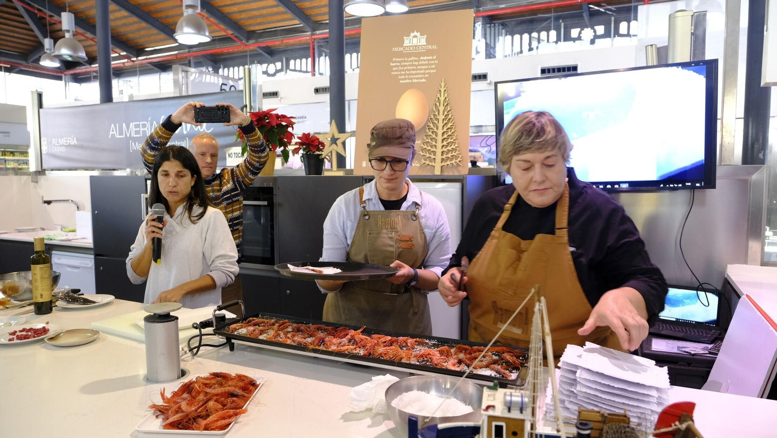 Vea los exquisitos platos preparados en el 'showcooking' de la Gamba Roja de Almería Vea los exquisitos platos preparados en el 'showcooking' de la Gamba Roja de Almería