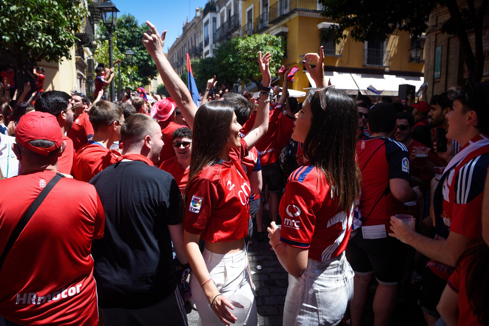 Búscate en la galería gráfica de las aficiones de Osasuna y Real Madrid en Sevilla