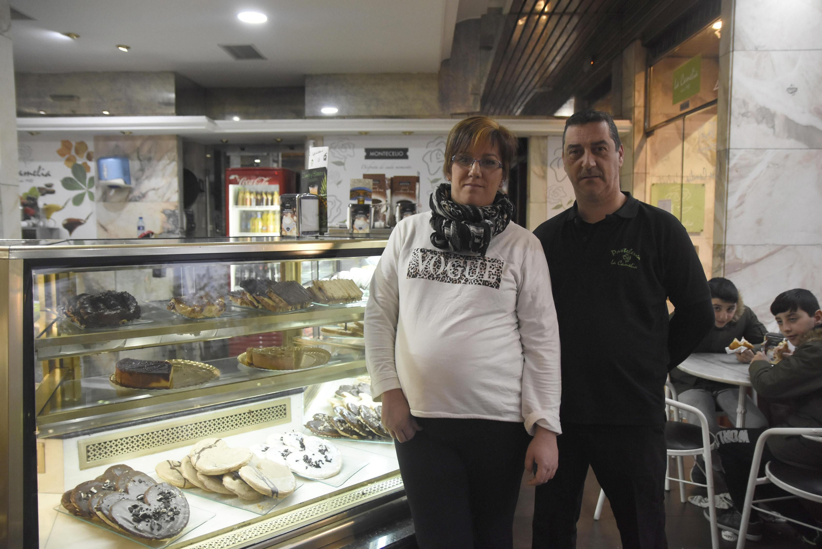 Inma Raya, junto a su marido, en el interior de la Pastelería La Camelia.