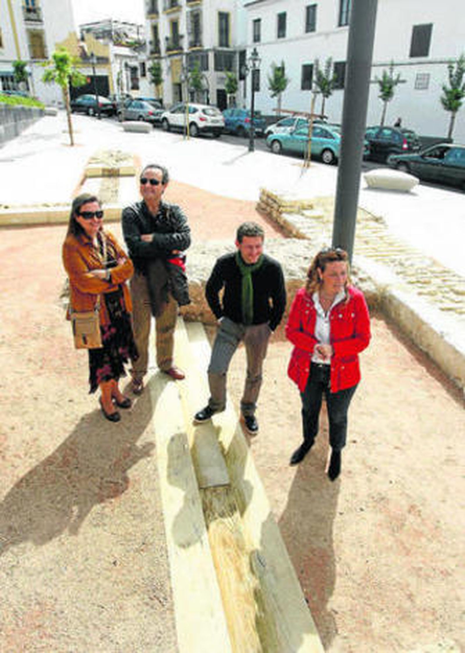 Inmaculada Durán, a la izquierda, en la puerta del Colodro.