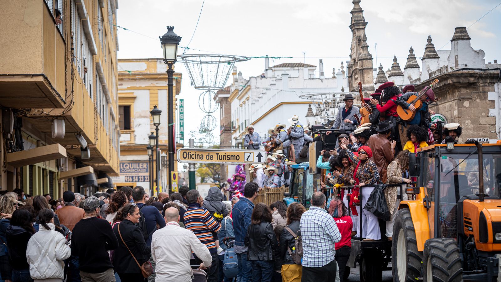El Carrusel de Coros por la avenida Micaela Aramburu.
