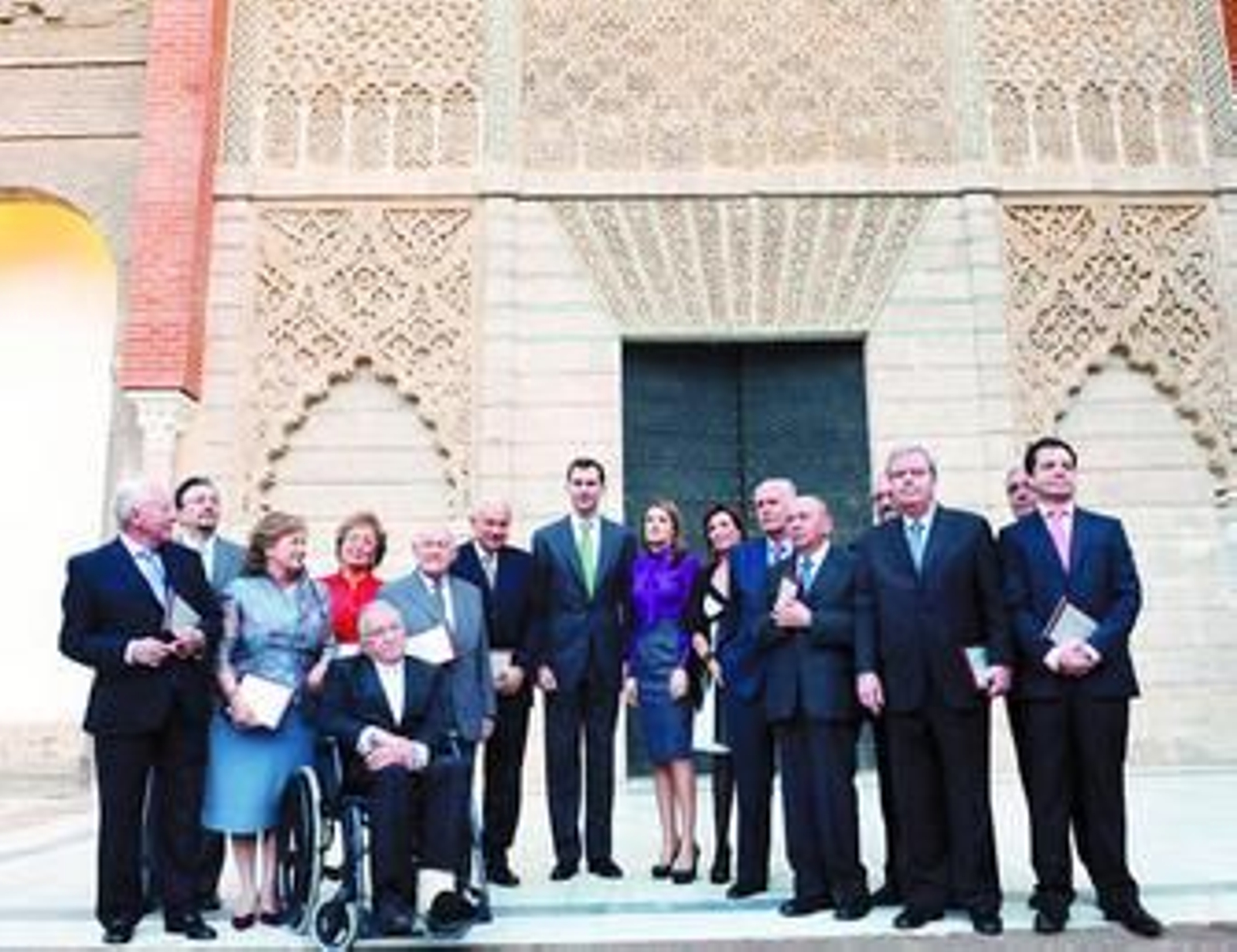De izquierda a derecha, Francisco Anglada, María Jesús González, Remedios Tasset (hija de José Luis Tasset), Juan Holgado Mejías, Mariano Martín Benito, Manuel Cadaval, los Príncipes de Asturias, Nani Carvajal, presidenta de la Asociación de la Prensa de Sevilla, Manuel Lorente, Manuel Olmedo, Juan Luis Manfredi, Ricardo Ríos, Carlos Colón (hijo de Antonio Colón) y Fausto Botello Mora (hijo de Fausto Botello de las Heras).