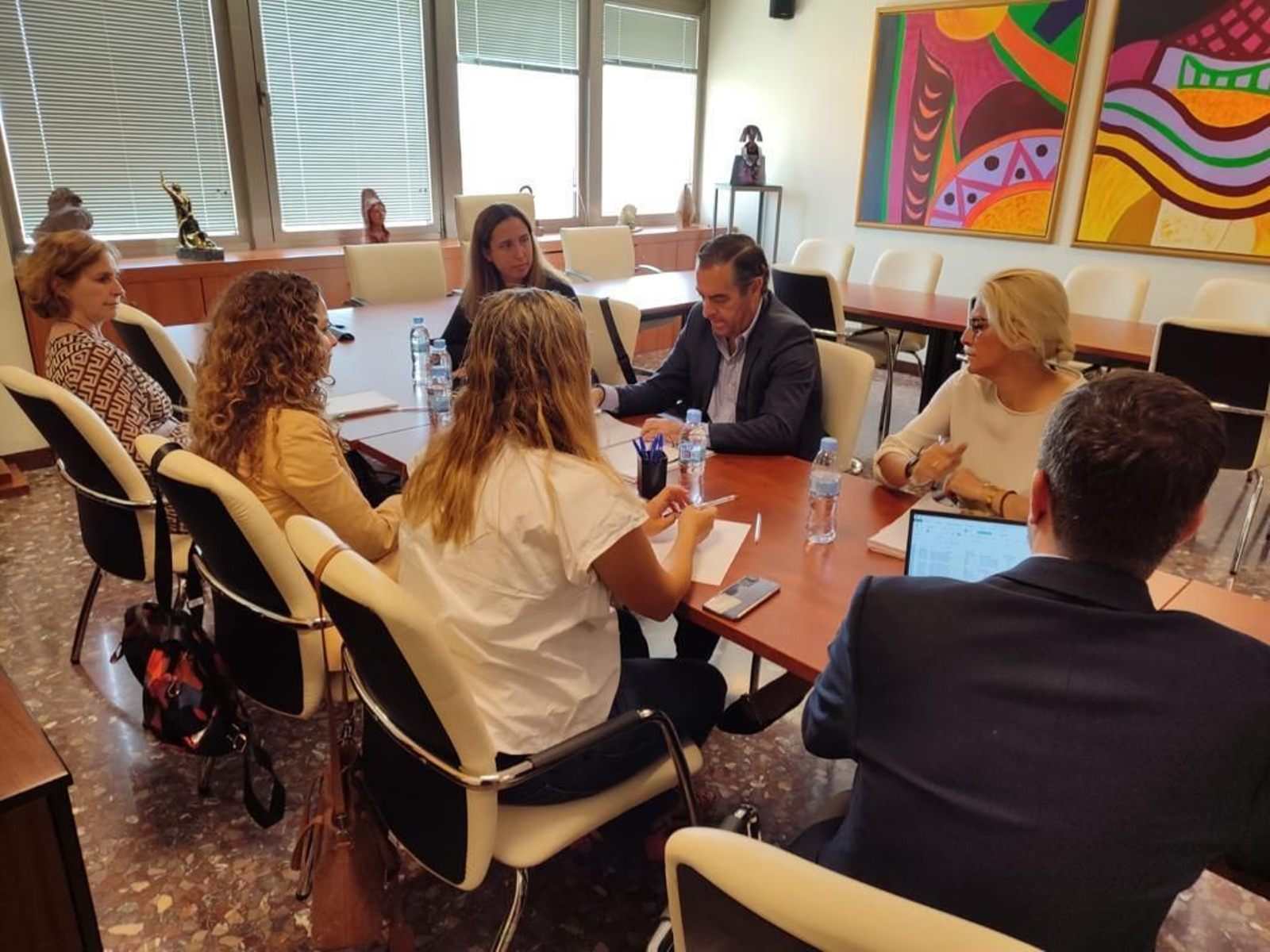 Un momento de la reunión que han mantenido representantes de Comedores Dignos con el delegado territorial de Desarrollo Educativo. Un momento de la reunión que han mantenido representantes de Comedores Dignos con el delegado territorial de Desarrollo Educativo.