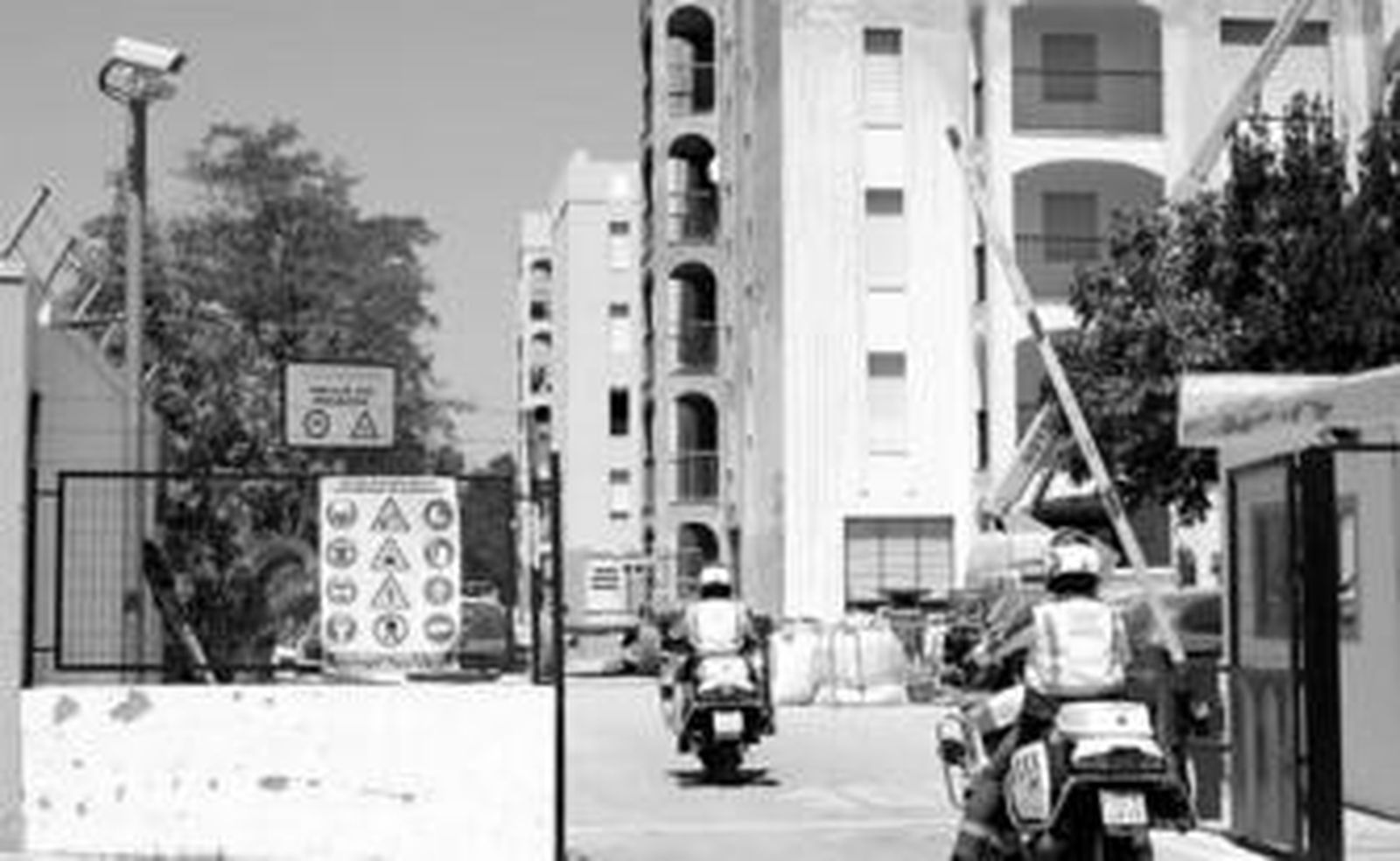 Dos guardias civiles entrando ayer al cuartel, donde se están realizando las obras.