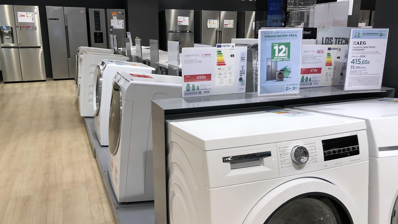 Lavadoras con las nuevas etiquetas en comercios, esta semana.