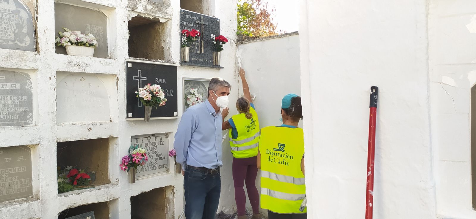 El alcalde se interesa por los trabajados de adecentamiento en el espacio.