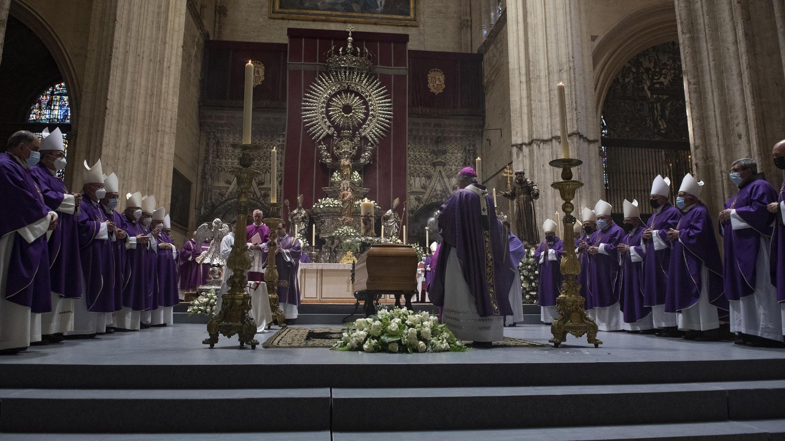 El arzobispo, monseñor Saiz, inciensa el féretro del cardenal situado en el presbiterio del Altar del Jubileo.