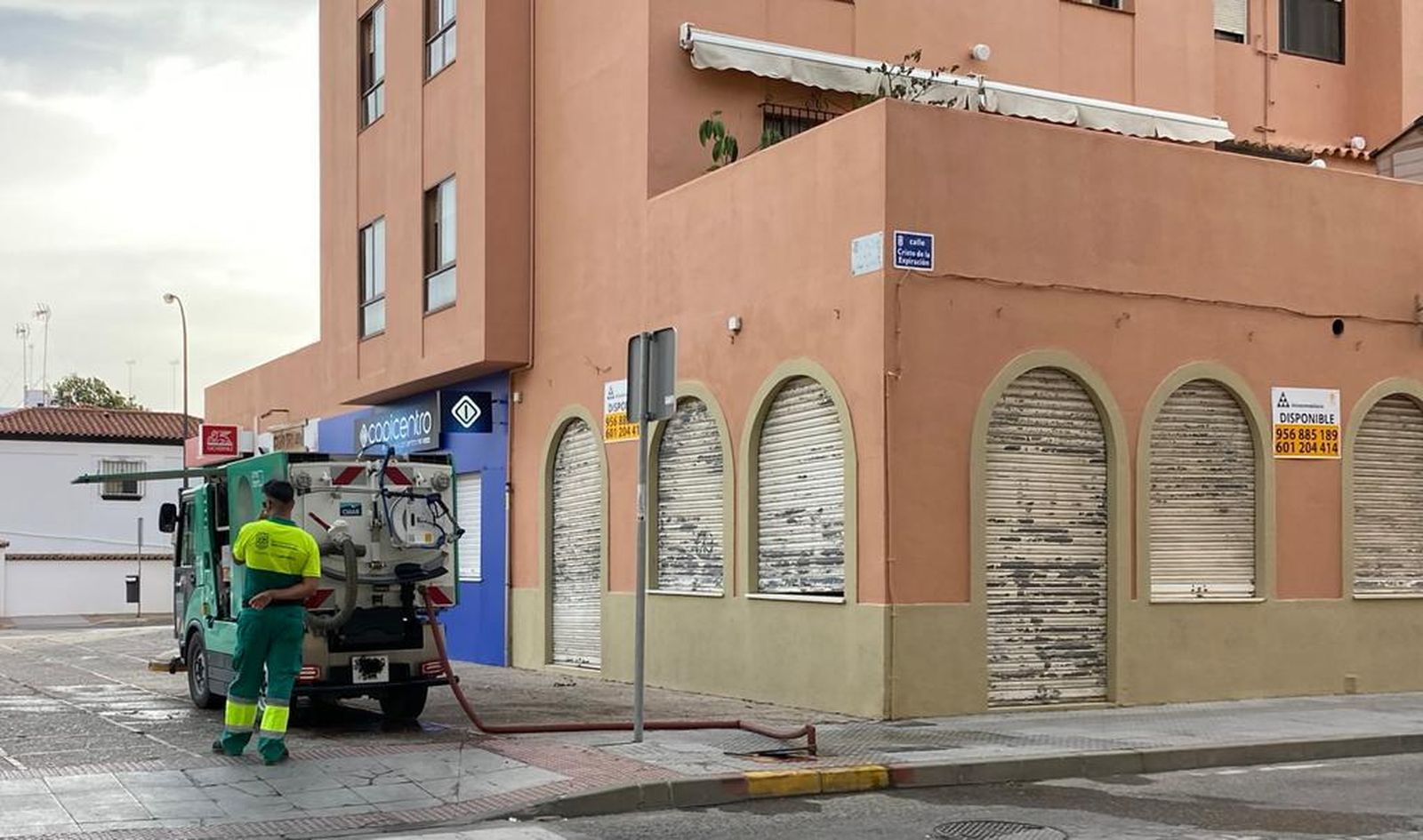 Una máquina barredora de la limpieza en San Fernando recargando agua.