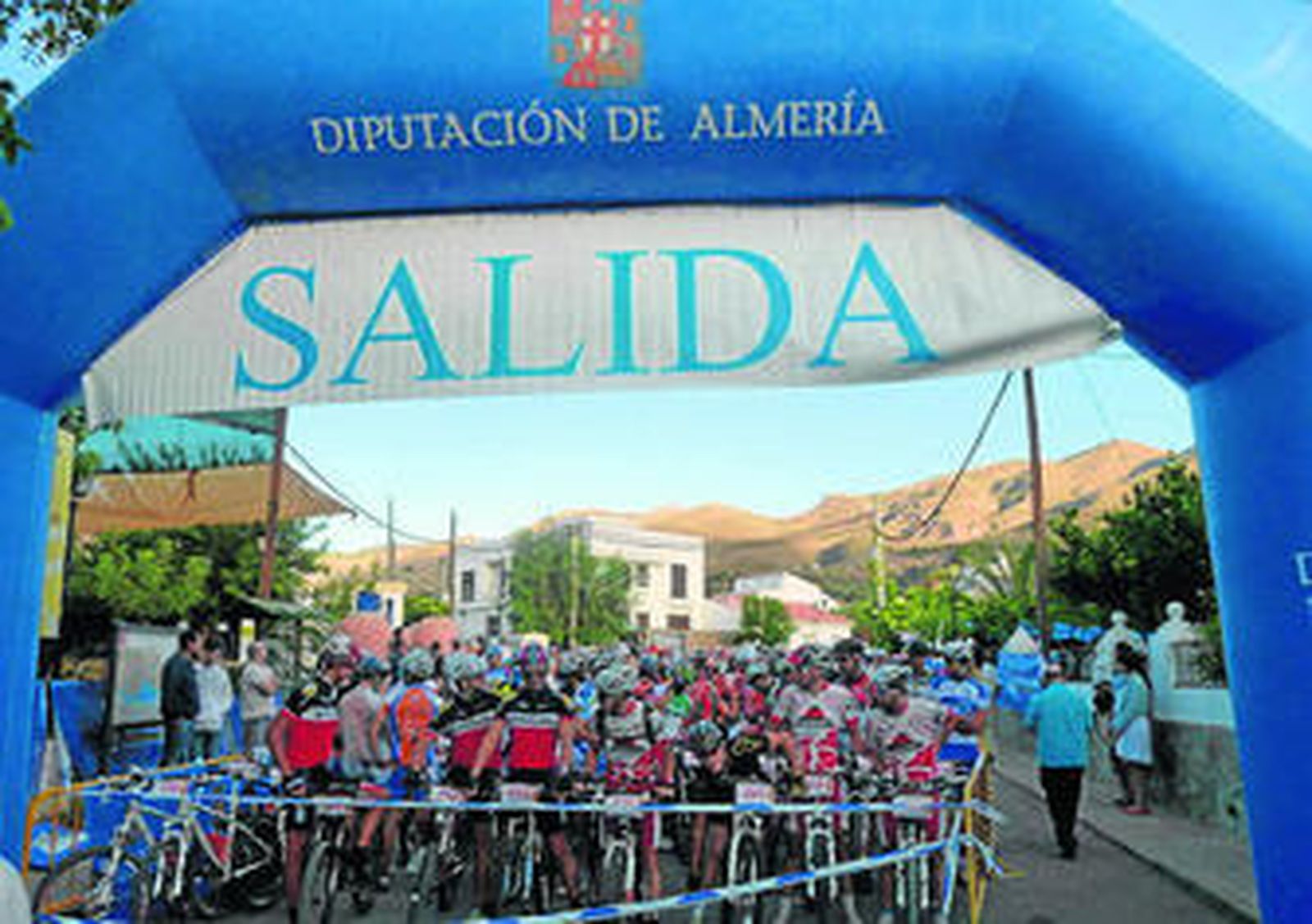Los participantes antes de la salida en el municipio de Padules.
