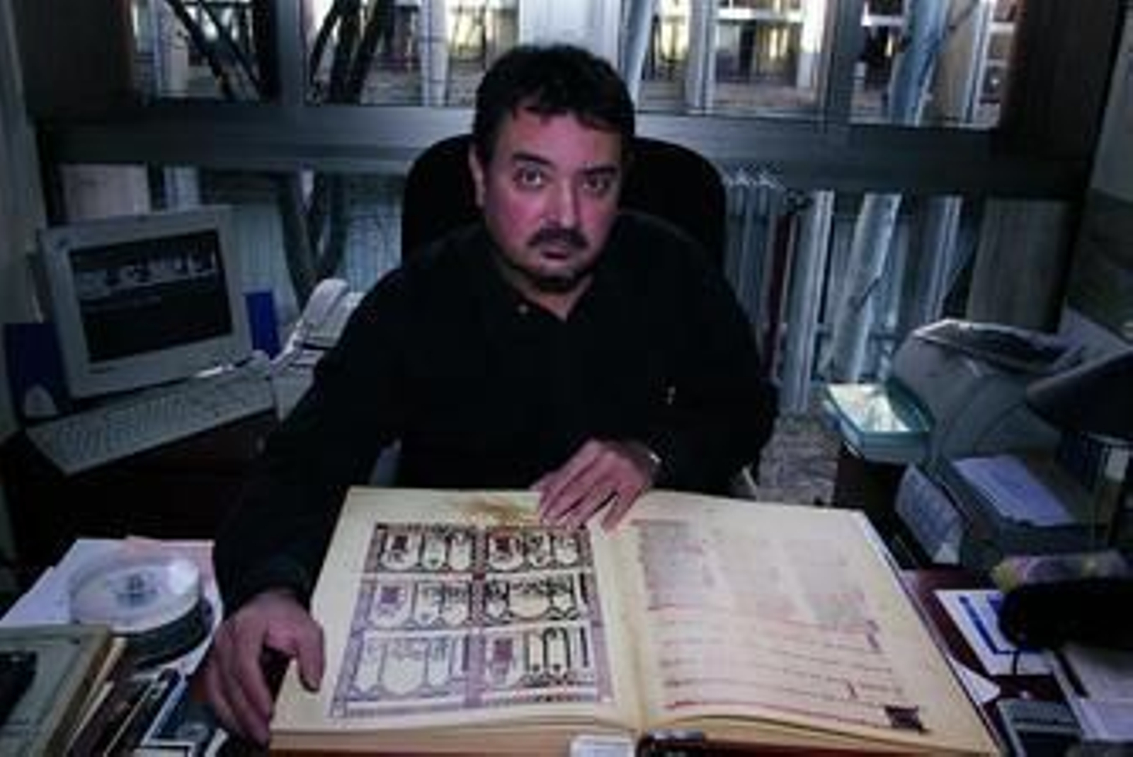 El profesor Antonio Rubio Flores, con algunas de las imágenes analizadas.