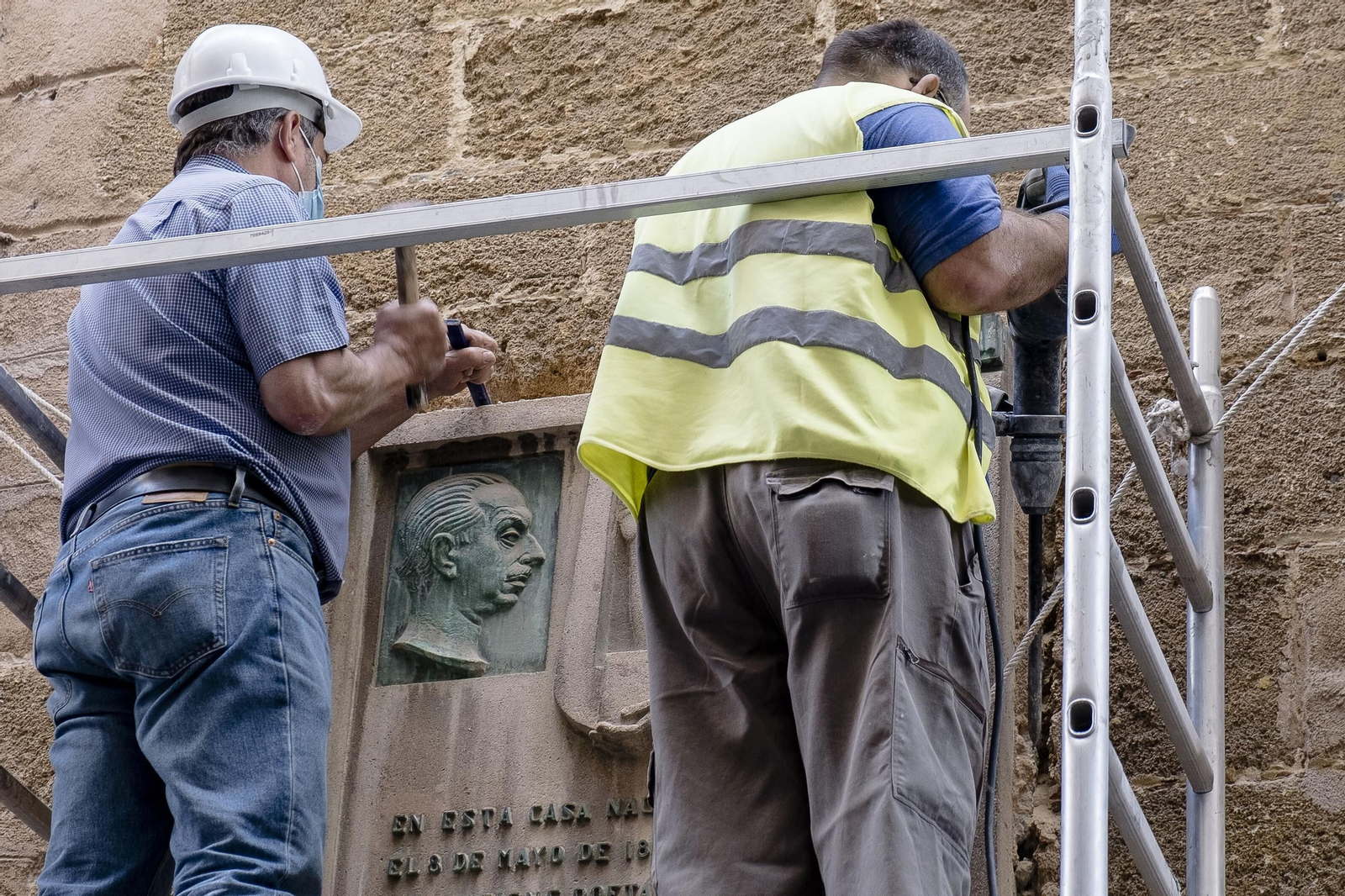 Retirada de la placa del lugar de nacimiento de José María Pemán en Cádiz.