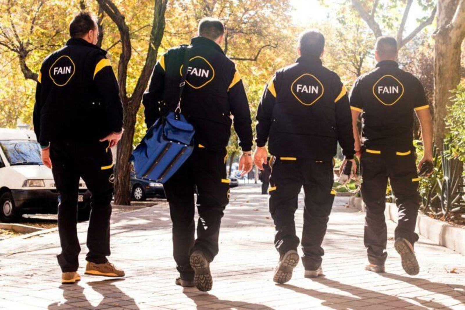 Trabajadores de FAIN Ascensores camino de una operación.