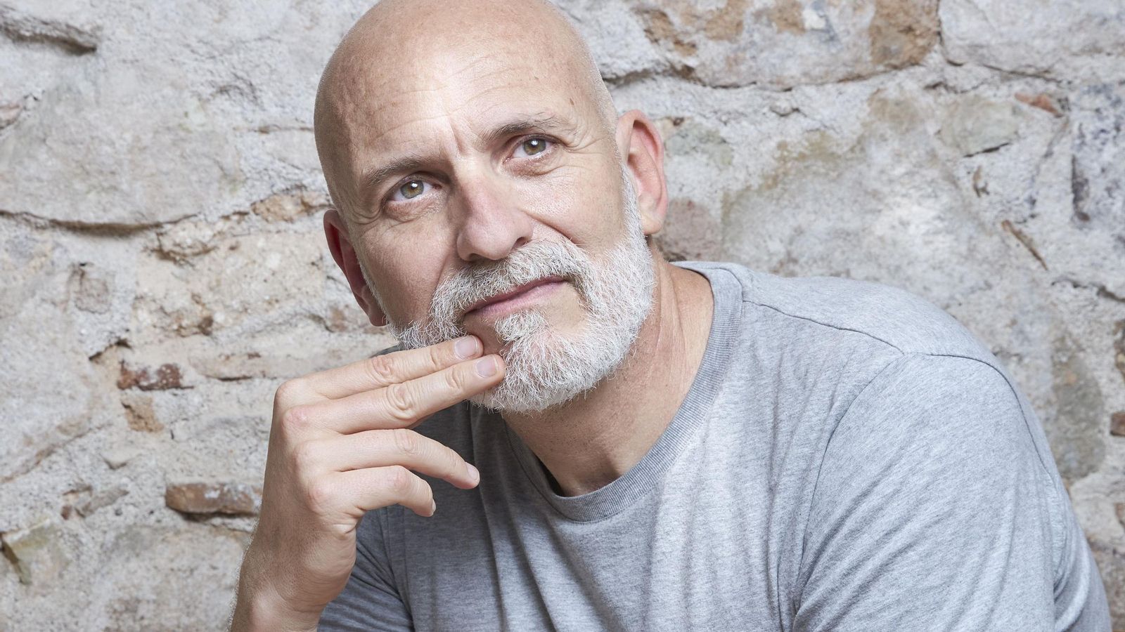 Alejandro Palomas trabaja ahora en la adaptación teatral de los libros.