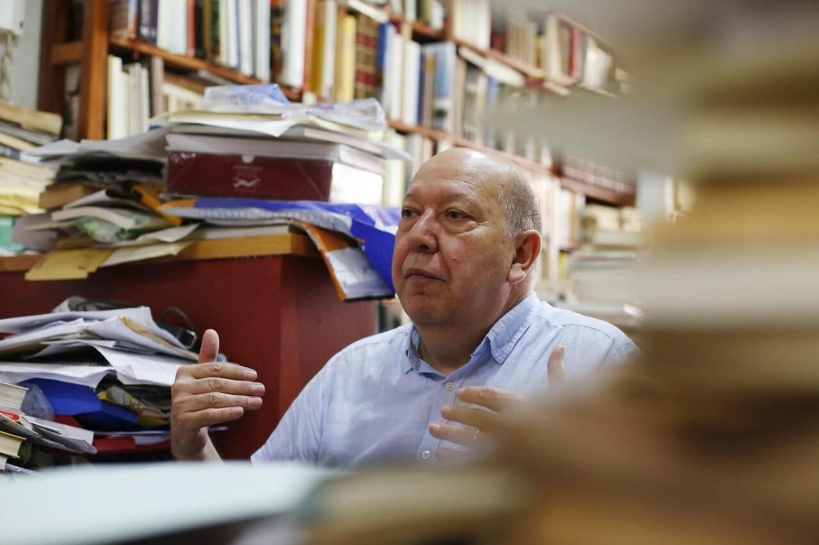 Antonio Castro, en su librería.